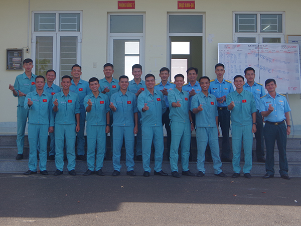 Học viên khóa 45 thi tốt nghiệp thực hành bay trên trực thăng Mi-8