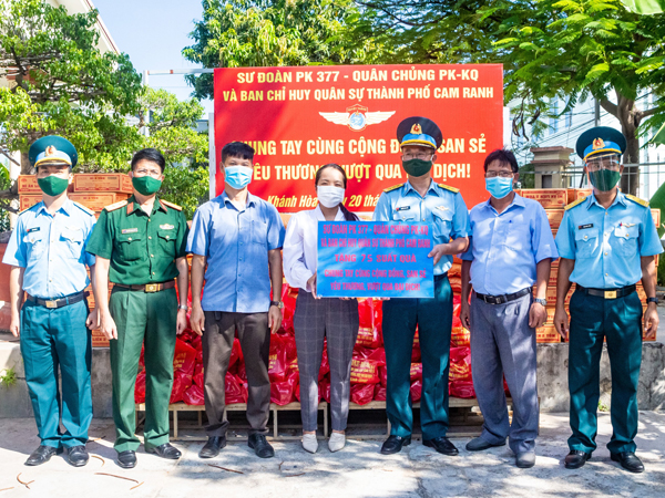 Sư đoàn 377 trao quà hỗ trợ nhân dân TP Cam Ranh, tỉnh Khánh Hòa gặp khó khăn do ảnh hưởng dịch COVID-19