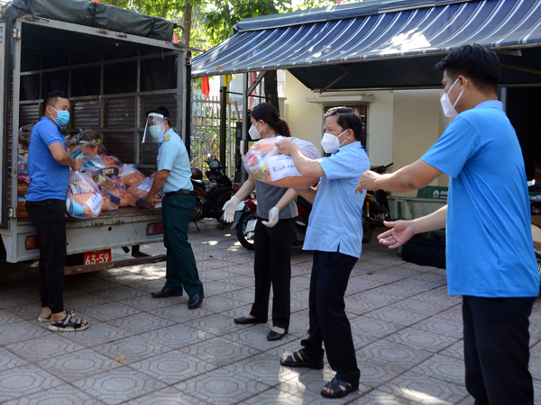 Sư đoàn 370 trao quà hỗ trợ nhân dân TP Biên Hòa, tỉnh Đồng Nai bị khó khăn do ảnh hưởng của dịch COVID-19