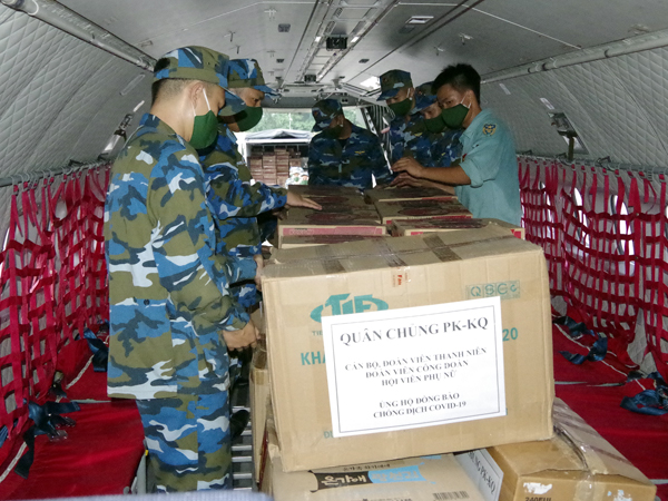 Lữ đoàn Không quân 918  tổ chức bay vận tải hàng hóa hỗ trợ nhân dân TP Hồ Chí Minh