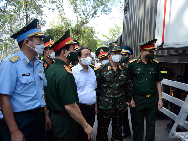 Phó Thủ tướng Chính phủ Lê Văn Thành kiểm tra việc sản xuất oxy lưu động của Quân chủng Phòng không-Không quân