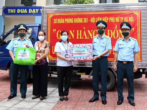 Sư đoàn 361 tặng quà các chốt phòng dịch và hỗ trợ các gia đình trên địa bàn Thủ đô Hà Nội gặp khó khăn do ảnh hưởng của dịch COVID-19