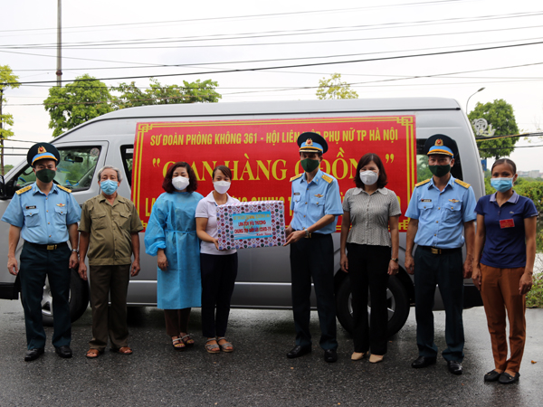Sư đoàn 361 tặng quà các chốt phòng dịch và hỗ trợ các gia đình trên địa bàn Thủ đô Hà Nội gặp khó khăn do ảnh hưởng của dịch COVID-19
