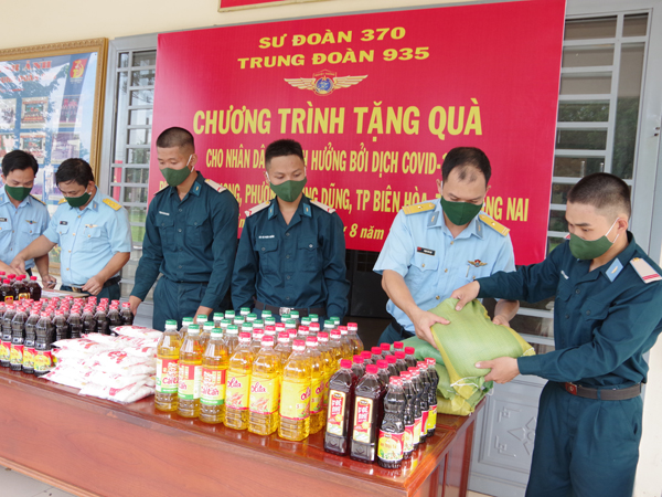 Trung đoàn 935 trao quà hỗ trợ nhân dân tỉnh Đồng Nai chịu ảnh hưởng dịch COVID-19