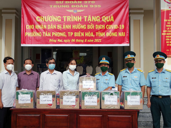 Trung đoàn 935 trao quà hỗ trợ nhân dân tỉnh Đồng Nai chịu ảnh hưởng dịch COVID-19