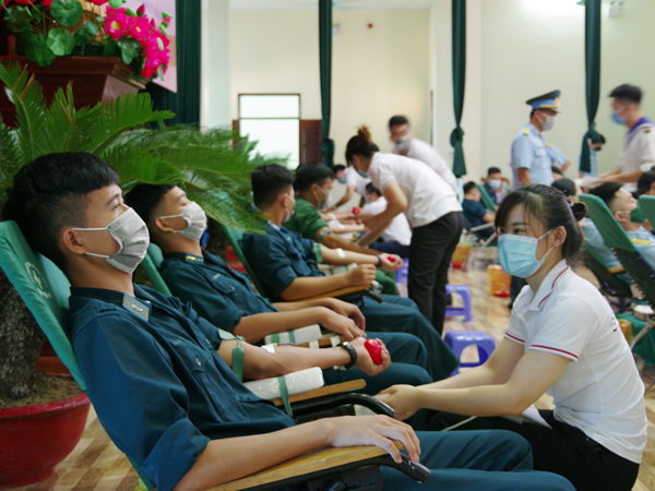 Gần 500 cán bộ, học viên Trường Trung cấp Kỹ thuật PK-KQ tham gia hiến máu tình nguyện năm 2021
