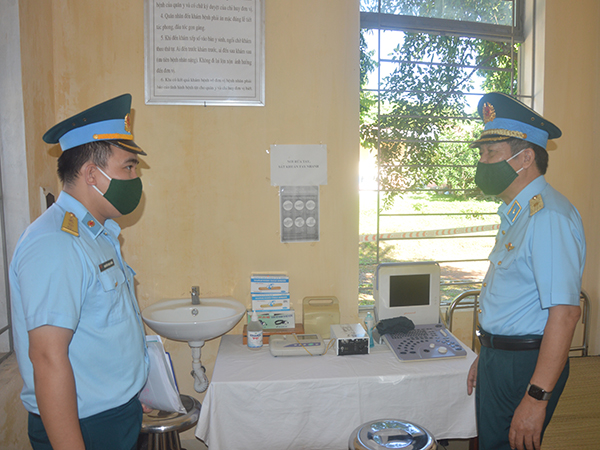Quân chủng Phòng không-Không quân kiểm tra công tác phòng, chống dịch và chuẩn bị điều trị bệnh nhân COVID-19 tại Sư đoàn 371