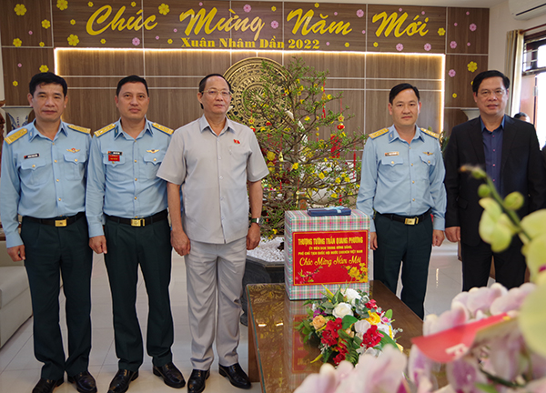 Phó Chủ tịch Quốc hội Trần Quang Phương thăm, chúc Tết Sư đoàn 372 và Sư đoàn 375