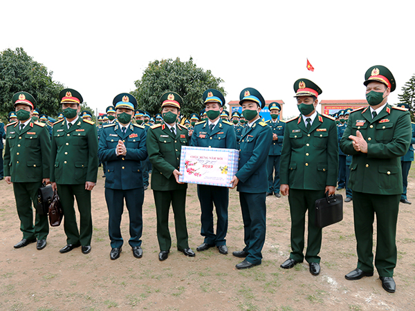 Thượng tướng Nguyễn Tân Cương kiểm tra sẵn sàng chiến đấu Trung đoàn 280