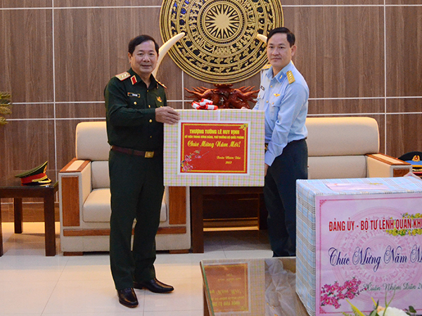 Thượng tướng Lê Huy Vịnh - Thứ trưởng Bộ Quốc phòng thăm, chúc Tết các đơn vị của Quân chủng Phòng không - Không quân tại miền Trung