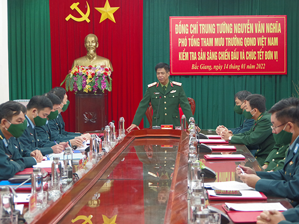 Trung tướng Nguyễn Văn Nghĩa - Phó Tổng Tham mưu trưởng kiểm tra sẵn sàng chiến đấu và chúc Tết Sư đoàn 365