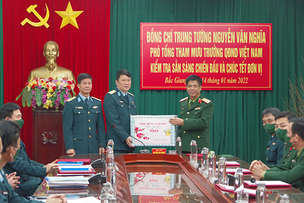 Trung tướng Nguyễn Văn Nghĩa - Phó Tổng Tham mưu trưởng kiểm tra sẵn sàng chiến đấu và chúc Tết Sư đoàn 365