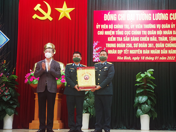 Đại tướng Lương Cường - Chủ nhiệm Tổng cục Chính trị QĐND Việt Nam thăm và chúc Tết Trung đoàn 250