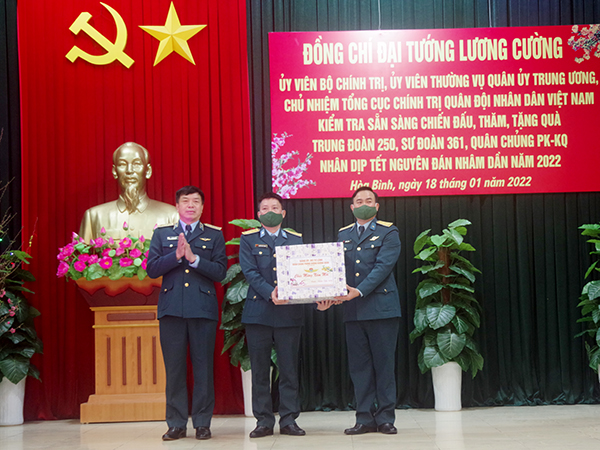 Đại tướng Lương Cường - Chủ nhiệm Tổng cục Chính trị QĐND Việt Nam thăm và chúc Tết Trung đoàn 250
