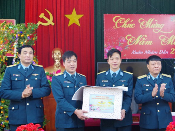 Thiếu tướng Phạm Văn Tính - Phó Tư lệnh Quân chủng PK-KQ kiểm tra, chúc Tết các đơn vị thuộc Sư đoàn 363