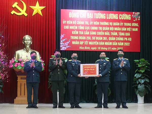 Đại tướng Lương Cường - Chủ nhiệm Tổng cục Chính trị thăm và chúc Tết Trung đoàn 250