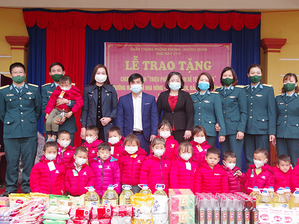 Nhà máy Z119 tặng 106 suất quà cho trẻ em khó khăn tỉnh Lào Cai