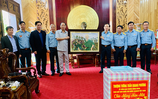 Phó Chủ tịch Quốc hội Trần Quang Phương thăm, chúc Tết Sư đoàn 372 và Sư đoàn 375
