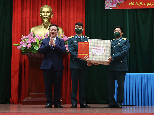 Đồng chí Nguyễn Trọng Nghĩa - Trưởng Ban Tuyên giáo Trung ương thăm và chúc Tết cán bộ, chiến sĩ Sư đoàn 361