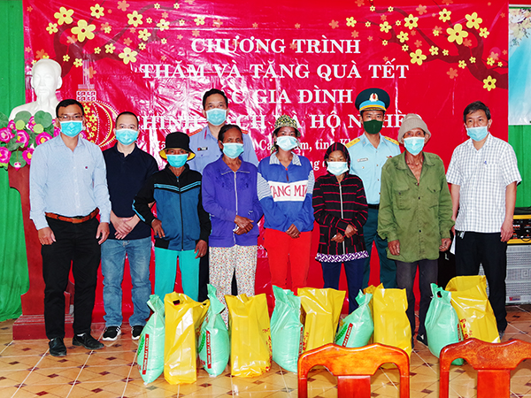 Sư đoàn 377 trao quà Tết cho nhân dân có hoàn cảnh khó khăn của tỉnh Khánh Hòa