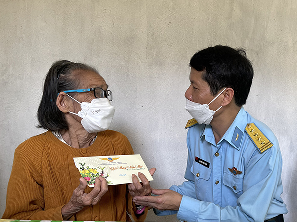 Quân chủng Phòng không-Không quân thăm hỏi và tặng 800 phần quà đến các gia đình khó khăn, chính sách tại tỉnh Thừa Thiên - Huế