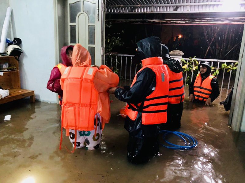 Sư đoàn 375 giúp nhân dân Đà Nẵng, Quảng Nam khắc phục hậu quả mưa lũ