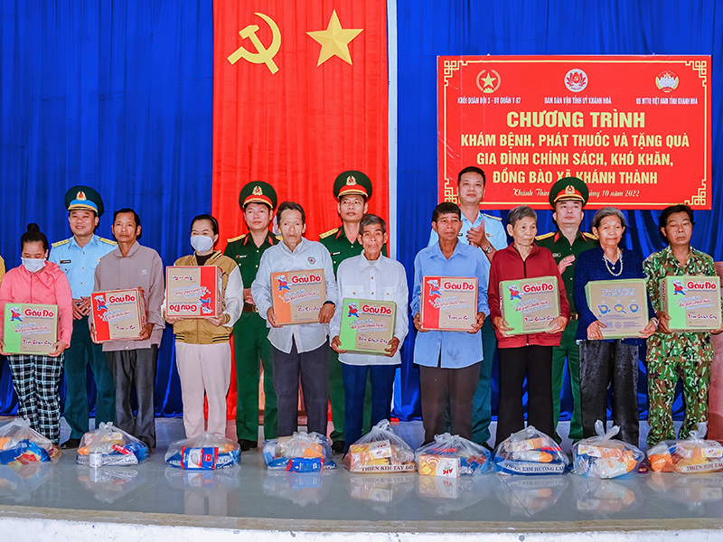 Sư đoàn 377 tặng quà các gia đình chính sách trên địa bàn tỉnh Khánh Hòa