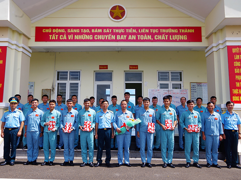 Trung đoàn 915 tổ chức thi tốt nghiệp quốc gia thực hành bay trên trực thăng Mi-8 cho học viên Khóa 46