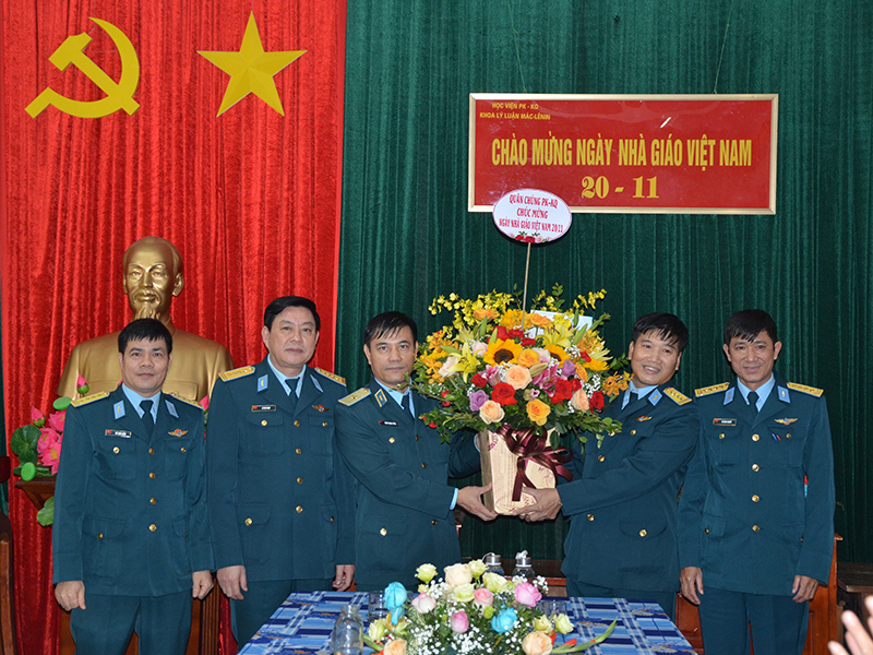 Quân chủng Phòng không-Không quân chúc mừng Ngày Nhà giáo Việt Nam 20-11