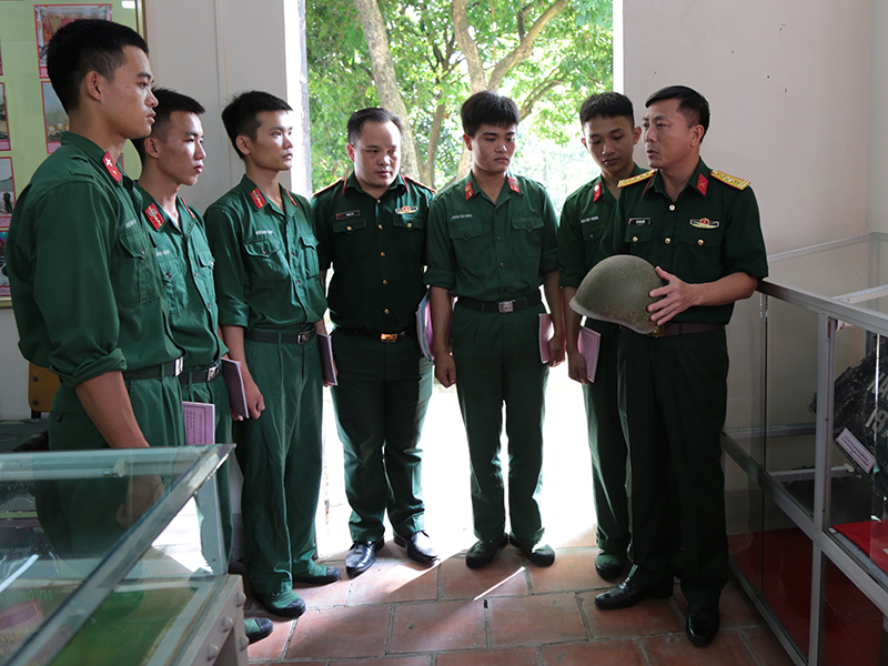 Lữ đoàn Phòng không 297 đẩy mạnh công tác giáo dục truyền thống cho bộ đội