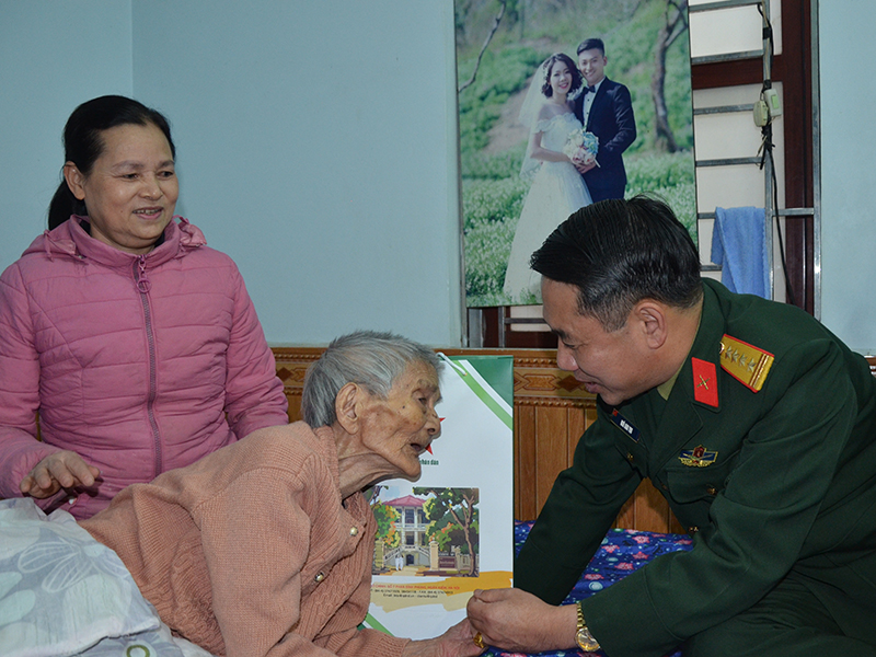 Báo Quân đội nhân dân thăm, tặng quà gia đình chính sách nhân kỷ niệm 50 năm Chiến thắng “Hà Nội - Điện Biên Phủ trên không”