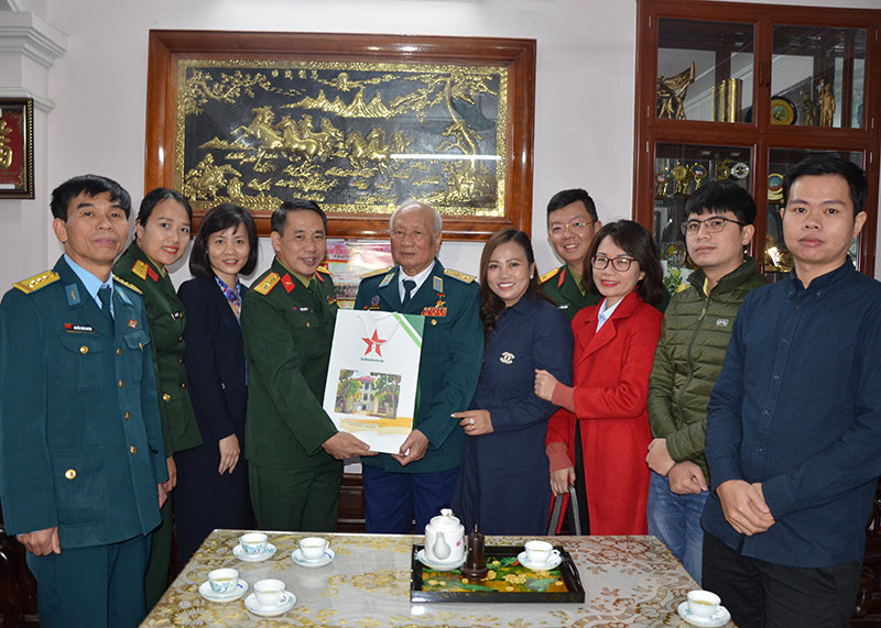 Báo Quân đội nhân dân thăm, tặng quà gia đình chính sách nhân kỷ niệm 50 năm Chiến thắng “Hà Nội - Điện Biên Phủ trên không”