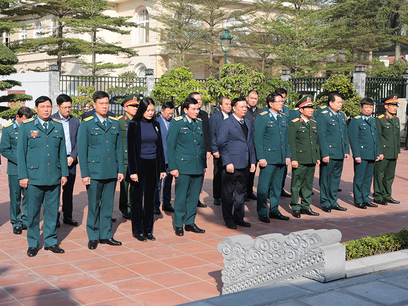 Bí thư Thành ủy Hà Nội Đinh Tiến Dũng thăm Quân chủng Phòng không - Không quân