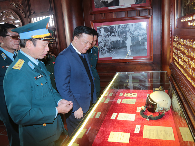Bí thư Thành ủy Hà Nội Đinh Tiến Dũng thăm Quân chủng Phòng không - Không quân