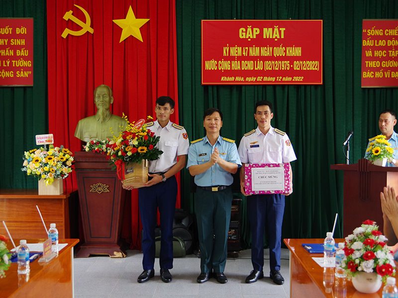 Trường Sĩ quan Không quân gặp mặt, chúc mừng học viên nhân kỷ niệm 47 năm Quốc khánh Lào