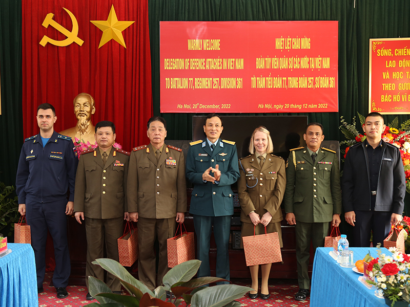 Đoàn Tùy viên Quốc phòng các nước tại Việt Nam tham quan, giao lưu tại Quân chủng Phòng không-Không quân