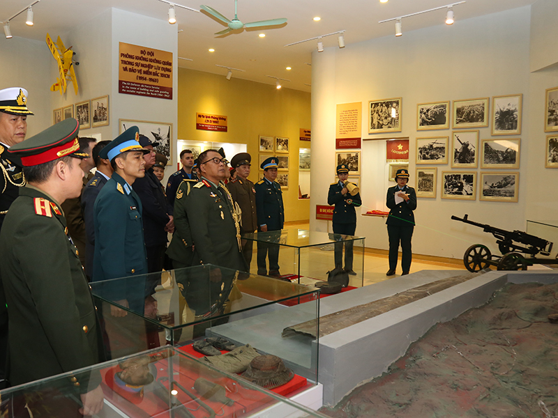 Đoàn Tùy viên Quốc phòng các nước tại Việt Nam tham quan, giao lưu tại Quân chủng Phòng không-Không quân
