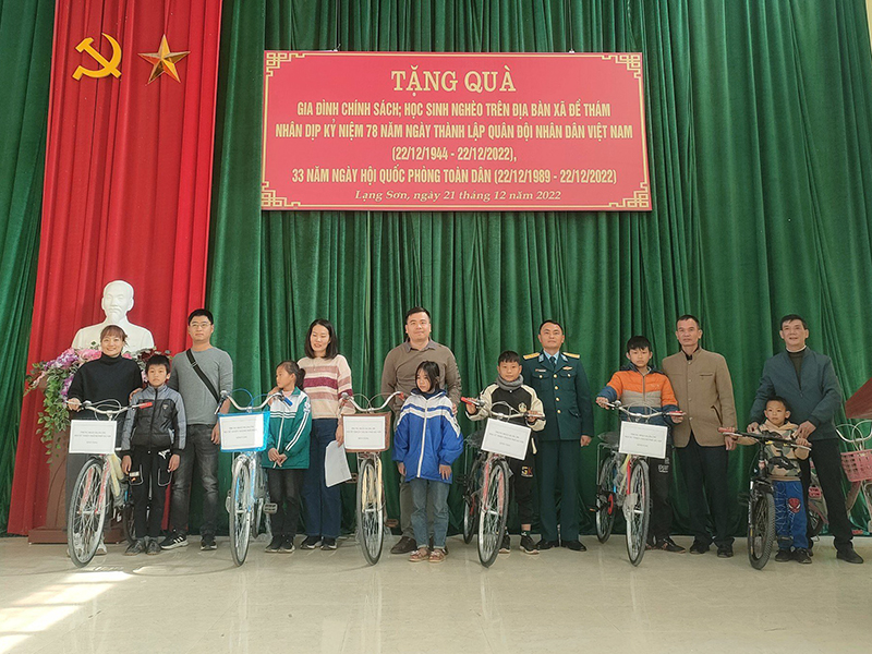 Trung đoàn 291 tặng quà gia đình chính sách và học sinh nghèo tại xã Đề Thám