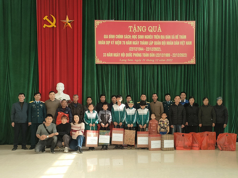 Trung đoàn 291 tặng quà gia đình chính sách và học sinh nghèo tại xã Đề Thám