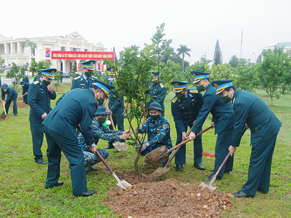 Các đơn vị trong Quân chủng Phòng không - Không quân phát động “Tết trồng cây đời đời nhớ ơn Bác Hồ” năm 2022