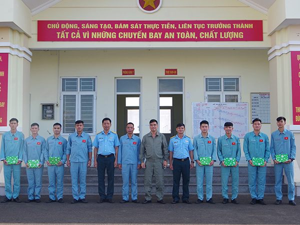 Trung đoàn 915 tổ chức ban bay thi tốt nghiệp quốc gia cho học viên phi công khóa 45