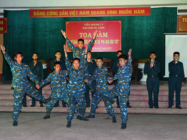 Chi đoàn Đại đội huấn luyện chiến sĩ mới Tiểu đoàn 71 tổ chức Tọa đàm “Tự hào người chiến sĩ Phòng không - Không quân ưu tú”
