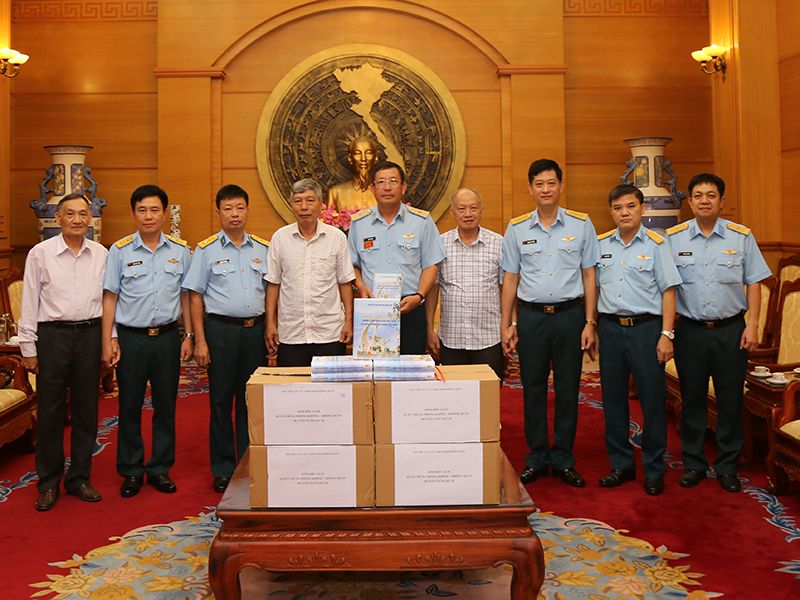 Ban liên lạc Cựu chiến binh Không quân tặng sách Quân chủng Phòng không-Không quân