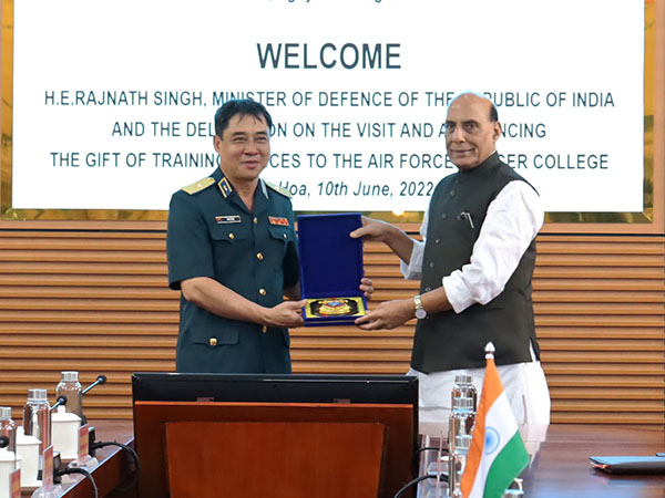 Bộ trưởng Bộ Quốc phòng Ấn Độ thăm Trường Sĩ quan Không quân