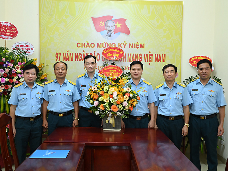 Quân chủng Phòng không - Không quân chúc mừng Báo PK-KQ nhân kỷ niệm 97 năm Ngày Báo chí cách mạng Việt Nam