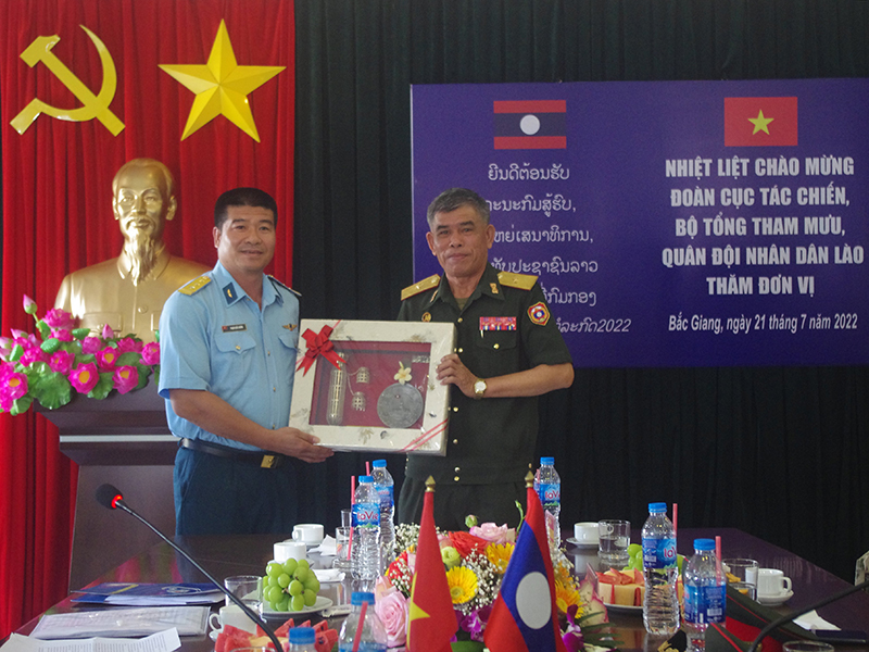 Đoàn Cục Tác chiến, Bộ Tổng Tham mưu Quân đội nhân dân Lào thăm và làm việc tại Trung đoàn 927