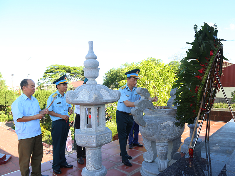 Quân chủng Phòng không - Không quân trao tiền hỗ trợ tu sửa nghĩa trang liệt sĩ và tặng quà các đối tượng chính sách tại xã Thanh Hải