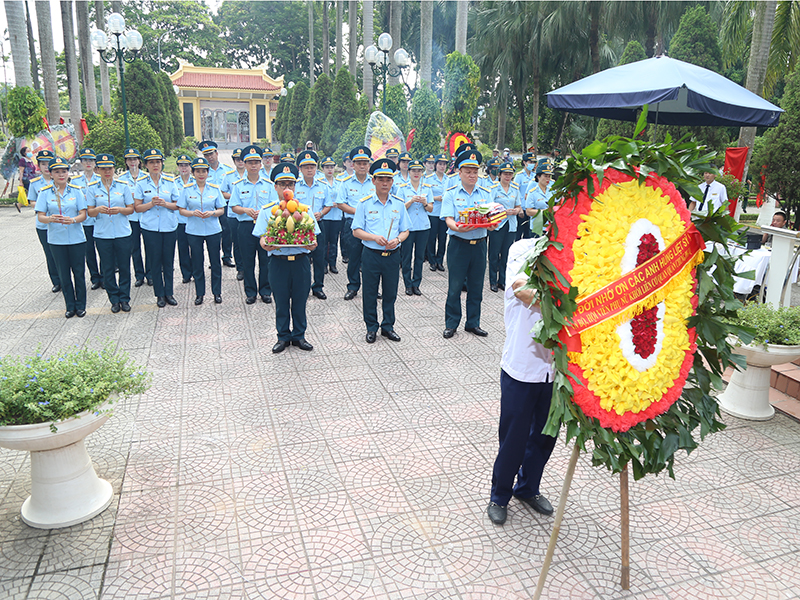 Đại biểu các Hội Phụ nữ khối cơ quan Quân chủng PK-KQ tổ chức các hoạt động tri ân nhân dịp kỷ niệm 75 năm Ngày Thương binh - Liệt sĩ