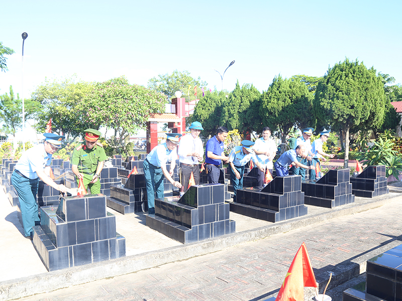 Quân chủng Phòng không - Không quân trao tiền hỗ trợ tu sửa nghĩa trang liệt sĩ và tặng quà các đối tượng chính sách tại xã Thanh Hải
