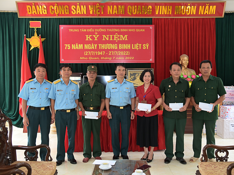 Quân chủng PK-KQ thăm, tặng quà các trung tâm điều dưỡng thương binh
